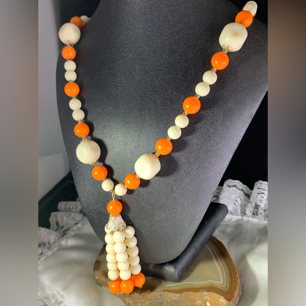 Vintage Mid Century Modern White And Orange 22 Lucite Necklace 18$